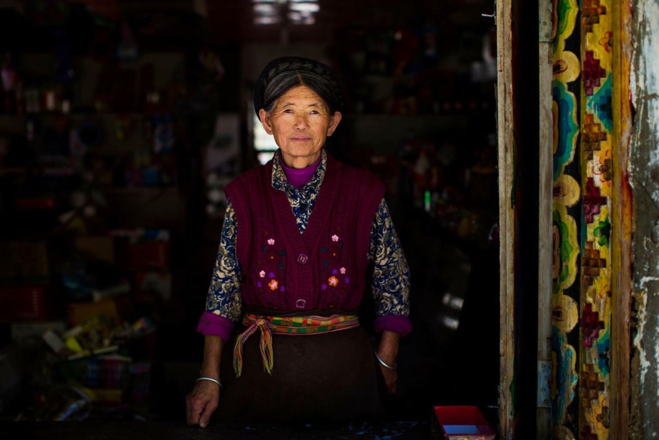 Chine. La beauté ne se limite pas à la jeunesse, elle est intemporelle. Mihaela a capturé la beauté de cette femme Jiarong aux couleurs éclatantes dans la province du Sichuan.