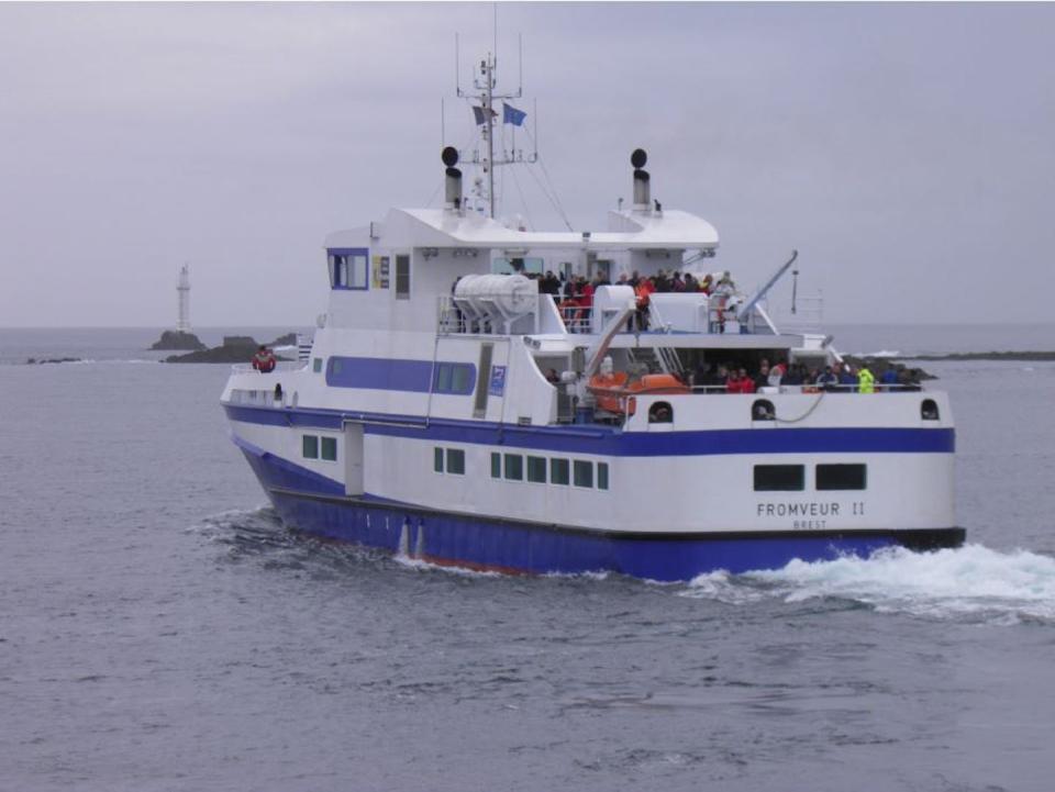 Le navire Fromveur II de la Compagnie maritime Penn Ar Bed assure biquotidiennement le Suivi des eaux de surface de la mer d’Iroise et de la Rade de Brest par Navire d’Opportunité (SIRANO). <a href="https://commons.wikimedia.org/wiki/File:Bateau_Fromveur_II_(2011)_(1).jpg" rel="nofollow noopener" target="_blank" data-ylk="slk:Gzen92, Wikipedia;elm:context_link;itc:0;sec:content-canvas" class="link ">Gzen92, Wikipedia</a>, Fourni par l'auteur