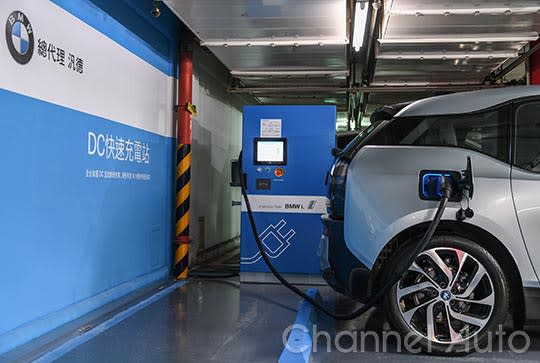 BMW i的全臺首座直流電快速充電站設置於臺北101大樓，另外在全國BMW經銷據點也設置有30處、臺北市公有停車場內共有40處的BMW i充電站。