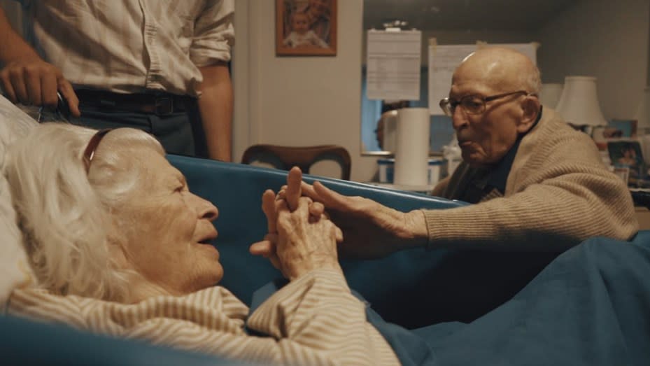 Con motivo de su aniversario número 80, Arthur de 105 años decidió declarar nuevamente su amor a su mujer de 100. Foto: Vimeo