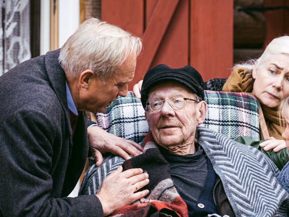 "Meeresleuchten": Der rüstige, streitbare Kauz Max (Hans Peter Korff, M.) bekommt Hilfe von seinem neuen Freund Thomas Wintersperger (Ulrich Tukur, l). (Bild: WDR/KJ Entertainment/Lukas Salna)