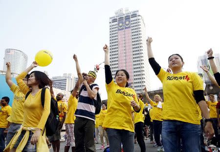 Protesters exercise during a rally organised by pro-democracy group "Bersih" (Clean) in Malaysia's capital city of Kuala Lumpur, August 30, 2015. REUTERS/Olivia Harris