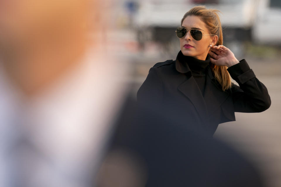 La consejera del presidente Donald Trump, Hope Hicks, llega con el mandatario al Aeropuerto Internacional de Reno-Tahoe, en Reno, Nevada, el sábado 12 de septiembre de 2020. (AP Foto/Andrew Harnik)