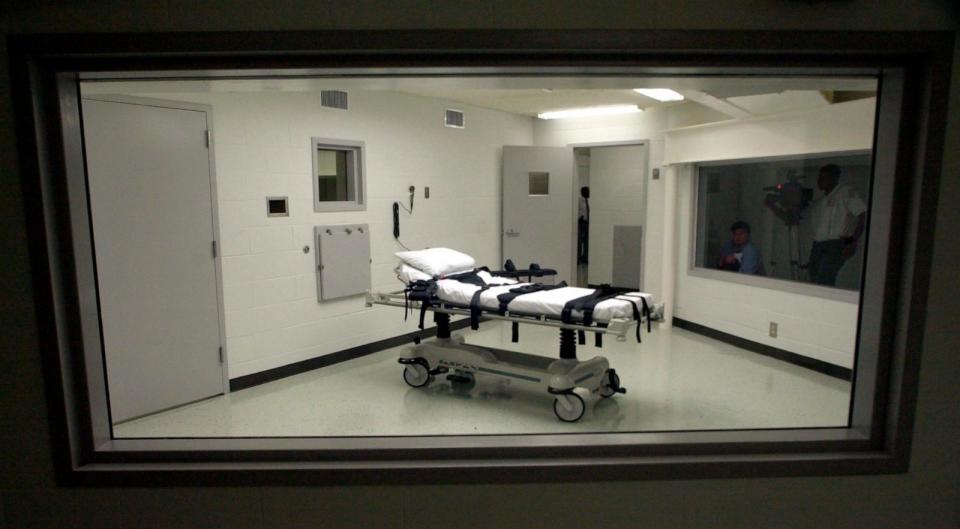 PHOTO: Alabama's lethal injection chamber at Holman Correctional Facility in Atmore, Ala., is pictured in this Oct. 7, 2002 file photo.  (Dave Martin/AP, FILE)