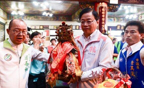 （觀傳媒桃竹苗新聞)【記者潘明賜/桃園報導】桃園市竹林山觀音寺113甲辰年觀音佛祖巡迴媽「值年大園坪位」安座大典，今（28）日在大園福隆宮舉行，市長張善政受邀出席，並致詞表示，竹林山觀音寺信徒眾多，涵蓋新北林口至桃園蘆竹、龜山、大園等地，其中「過頭媽」每隔9年巡迴輪值各庄頭奉祀，已成為北台灣深具特色的宗教信仰文化。今年適逢大園坪位輪值，很高興與大園鄉親一起以最虔誠的心恭迎過頭媽安座，祈求庇佑信眾身體健康、事業順利。