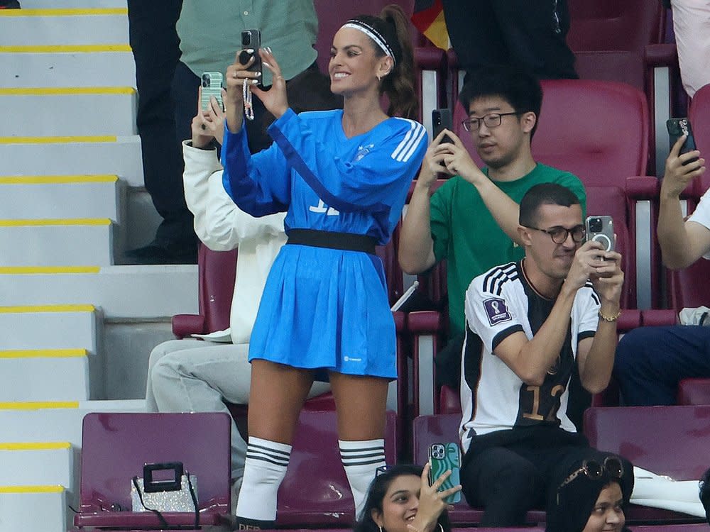 Izabel Goulart beim Spiel Deutschland gegen Japan auf der Tribüne. (Bild: Getty Images Europe/Jean Catuffe)