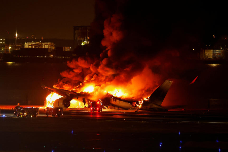 一架日本航空班機2日降落在日本羽田機場時疑似擦撞海上保安廳的飛機，隨後在跑道上起火燃燒。（路透社）