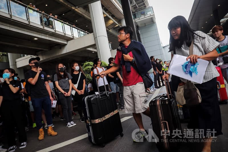 反對修訂逃犯條例網民呼籲其他人於1日下午1時參加「機場交通壓力測試」行動，中午過後有市民響應，開始在香港機場巴士總站聚集，有旅客不受影響，推著行李進入機場。（中央社）