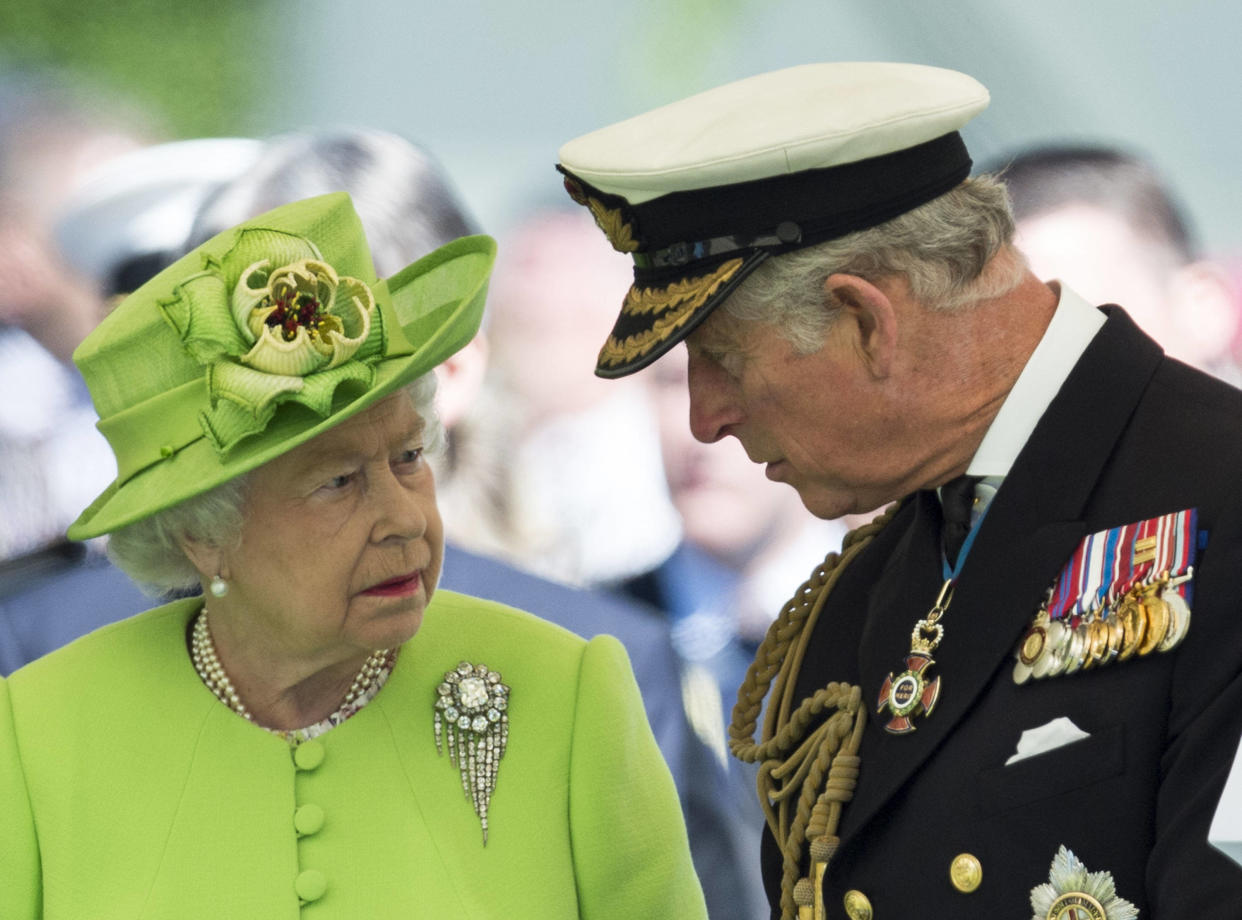 La reine Elizabeth II et le prince Charles à Bayeux, en Normandie, le 6 juin 2014.