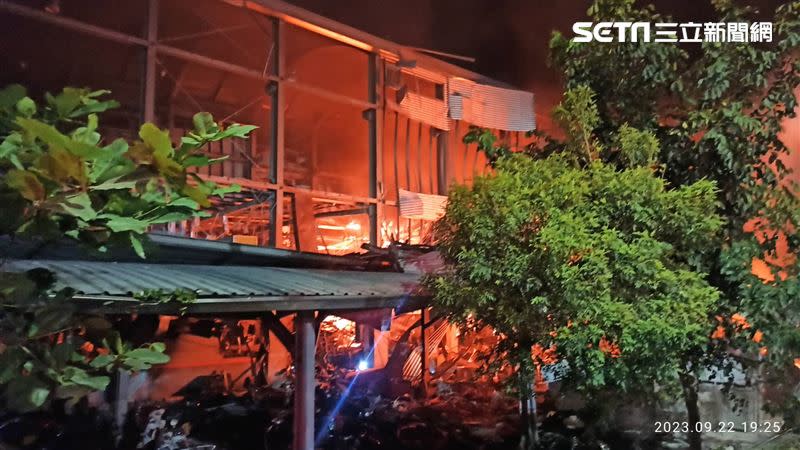 屏東縣科技公司惡火造成警消2殉職6人輕重傷的慘劇。（圖/翻攝畫面)