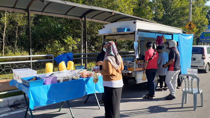 Look for the food truck with the distinct bright blue colour parked at the bus stop at Ara Damansara.