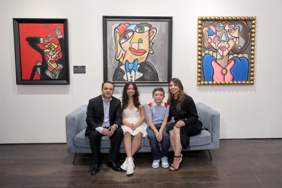 La familia Valencia (Andrés, su hermana Atiana, su madre Elsa y su padre Guadalupe) posa frente a tres cuadros de Andrés Valencia en la inauguración de su primera exposición individual, titulada 