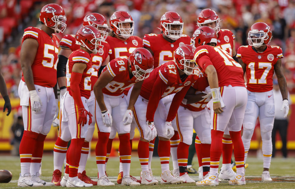 In a tribute to the late Kansas City Chiefs quarterback Len Dawson, who died this week at the age of 87, Patrick Mahomes of the Kansas City Chiefs led the team in a choir formation huddle. (Photo by David Eulitt/Getty Images)