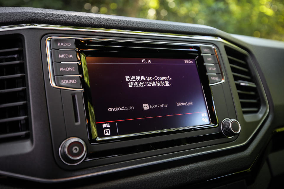 標配支援 Apple Car Play 與 Android Auto 的 App Connect 手機多媒體連結功能與 6.33 吋觸控式 Composition Media 音響系統。