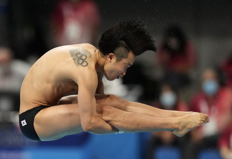 Haram Woo de Corea del Sur compite en la semifinal de trampolín de salto de 3 metros masculino en el Centro Acuático de Tokio.