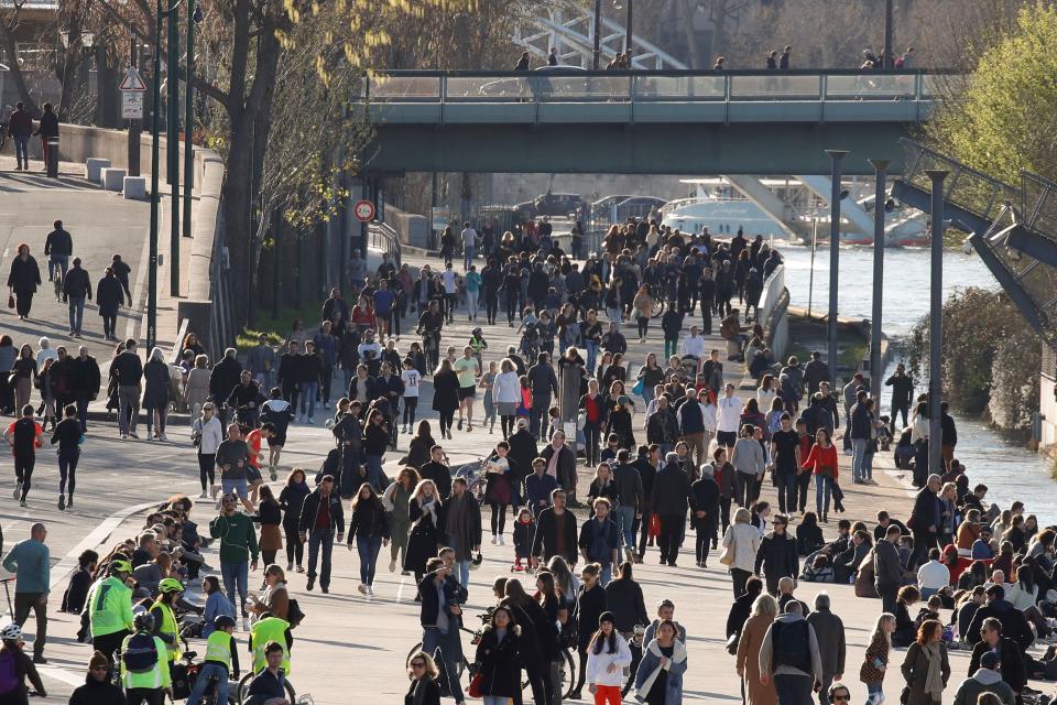 People enjoy a sunny Sunday on the Seine river banks after France's Prime Minister announced to close most all non-indispensable locations, cafes, restaurants, cinemas, nightclubs and shops as France grapples with an outbreak of coronavirus disease (COVID-19), in Paris, France, March 15, 2020. REUTERS/Gonzalo Fuentes