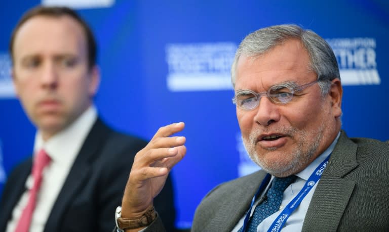 Chairman of Transparency International Jose Ugaz (L) speaks at the conference to tackle corruption in London on May 11, 2016