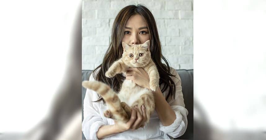 蔡健雅帶著愛貓親密入鏡，拍攝宣傳影片。（圖／LEGACY提供）