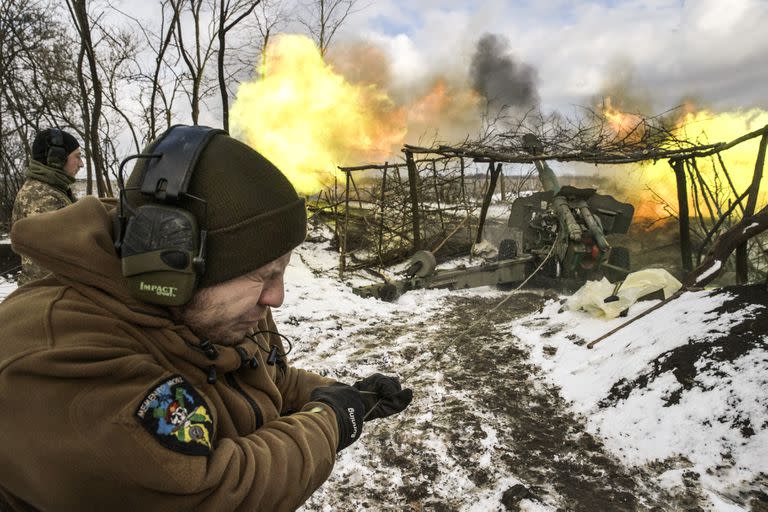 Soldados de las fuerzas armadas ucranianas disparan un obús contra posiciones rusas, en la región del Donbass