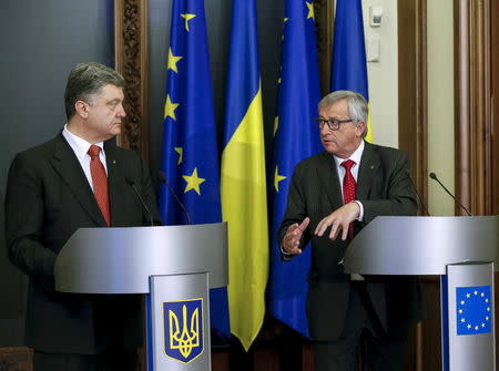 European Commission President Jean Claude Juncker (R) and Ukrainian President Petro Poroshenko take part in a news conference after their meeting in Kiev April 27, 2015. REUTERS/Gleb Garanich