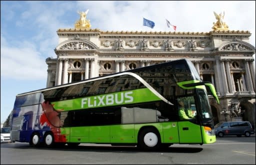 Ein Flixbus vor dem Opernhaus Palais Garnier in Paris