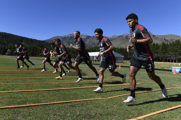 River, de pretemporada en San Martín de los Andes; en un primer bosquejo de Marcelo Gallardo para este año, Jonatan Maidana (4) es suplente y Milton Casco (20) y Robert Rojas (2), titulares en la defensa.