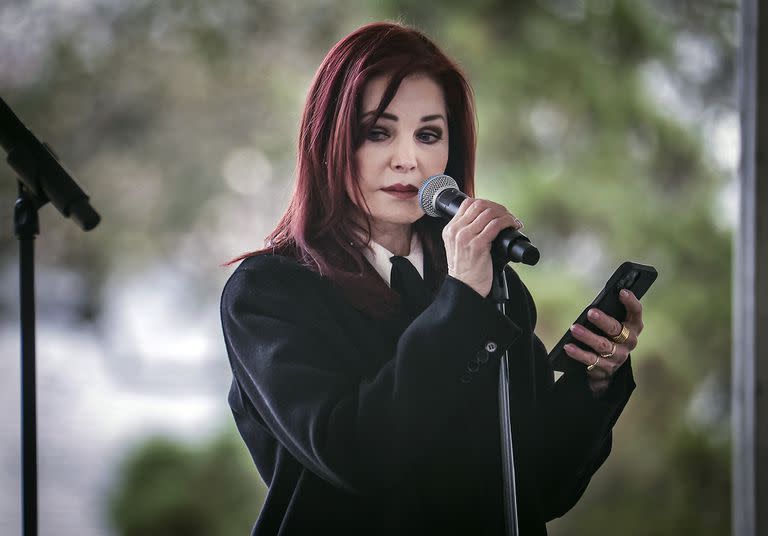 Priscilla Presley, la madre de 77 años de Lisa Marie, no pudo contener el llanto en la despedida a su hija. 