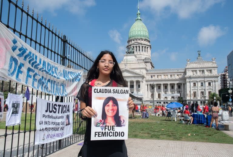 Reclamos por los femicidios en Argentina a través de una intervención frente al Congreso de la Nación en el marco del Día Internacional de la Mujer en 2023