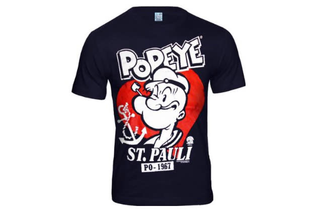 Erinnern Sie sich an Popeye, die spinatverschlingende Cartoon-Figur, die 1929 aus der Feder von Elzie Segar floss? Wenn der mal kein klasse Motiv für ein T-Shirt abgibt. In Kombi zu einer angesagten, roten Jeans der absolute Knaller! (Shirt über amazon.de um ca. 28 Euro)