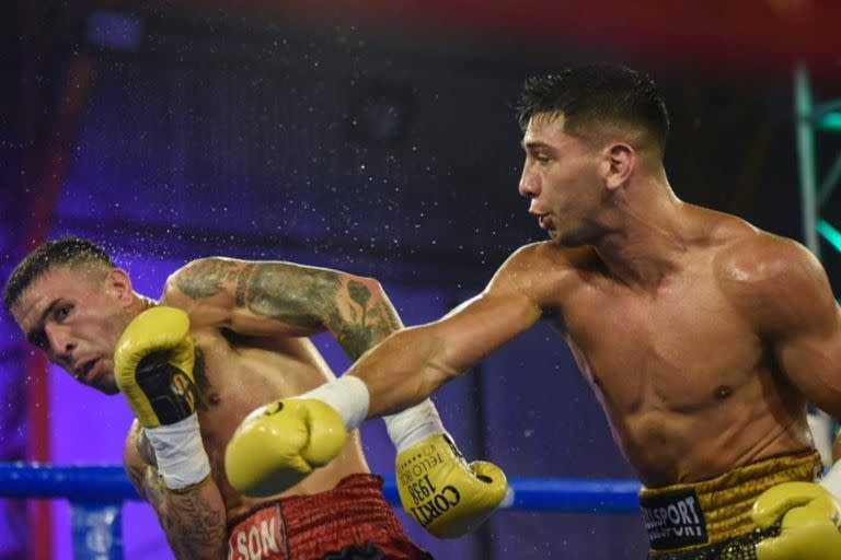 Alejandro Silva, en acción, en su triunfo por KO técnico ante  Jonathan Wilson Sánchez, en 2021, cuando retuvo el título argentino mediano junior