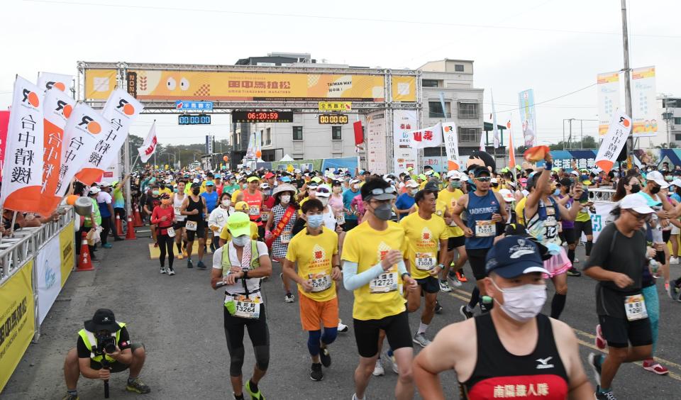 邁入11年的「台灣米倉，田中馬拉松」13日在田中鎮公所熱鬧起跑，吸引約1萬6800名跑友參加，彰化縣長王惠美等人出席為選手打氣並鳴槍起跑。（彰化縣政府提供）