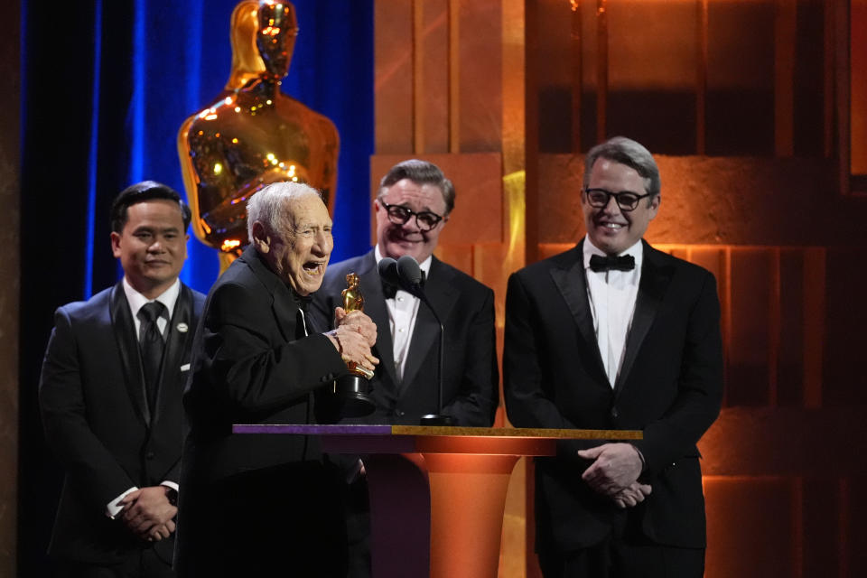 Mel Brooks recibe su premio honorífico durante los Premios de los Gobernadores el martes 9 de enero de 2024 en el Dolby Ballroom de Los Ángeles. Matthew Broderick, extremo derecho y Nathan Lane observan. (Foto AP/Chris Pizzello)