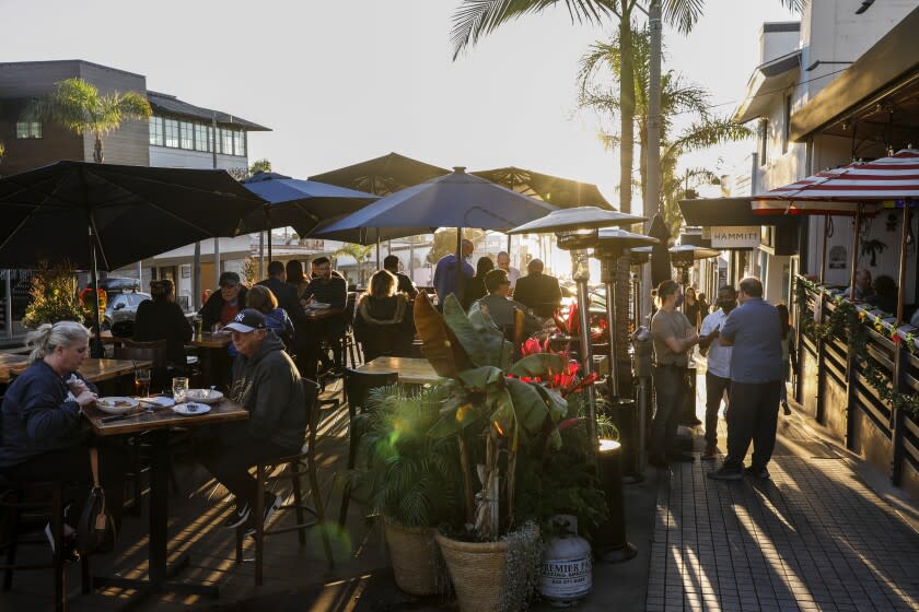 Manhattan Beach, CA - November 29: Scenes from Manhattan Beach, CA, as restaurants continue with outdoor dining, as the newest COVID-19 variant Omicron continues to spread across the globe, Monday, Nov. 29, 2021. (Jay L. Clendenin / Los Angeles Times)