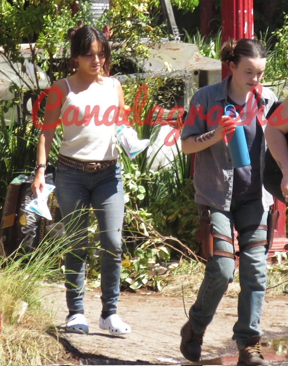 Bella Ramsey e Isabela Merced en el set de The Last of Us