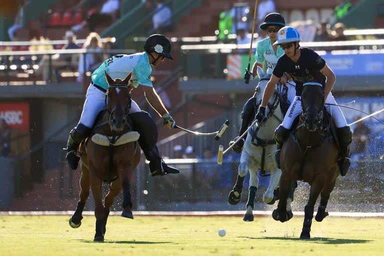 Poroto Cambiaso, autor de diez goles en el triunfo de La Dolfina; el heredero tracciona cuando la formación no ofrece su mejor versión