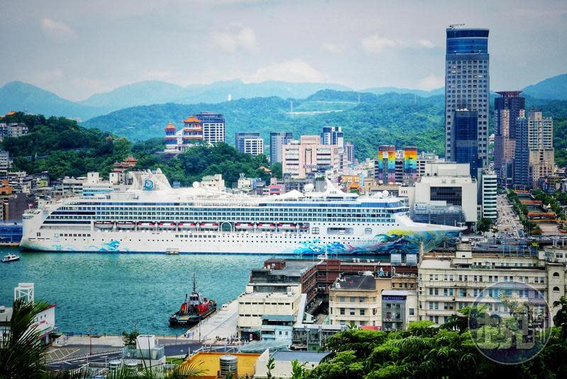 2020年7月26日，星夢郵輪探索夢號在基隆港展開疫情期間的國內跳島首航。（童心怡攝）