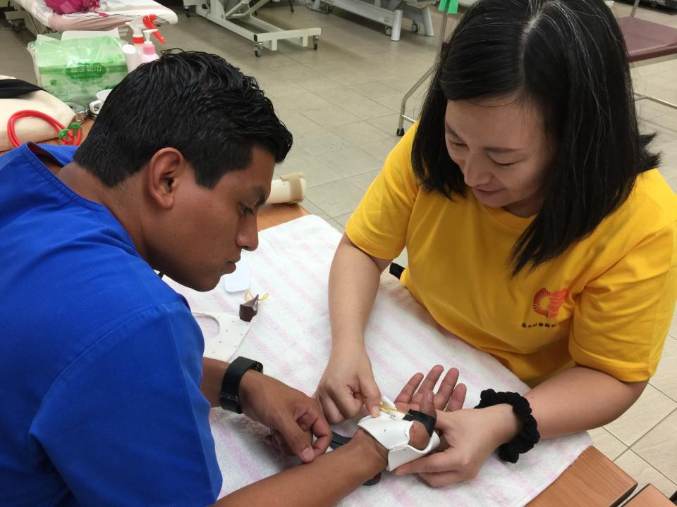 疫情前，陽光為中南美洲治療師舉辦手部復健實體課程。
