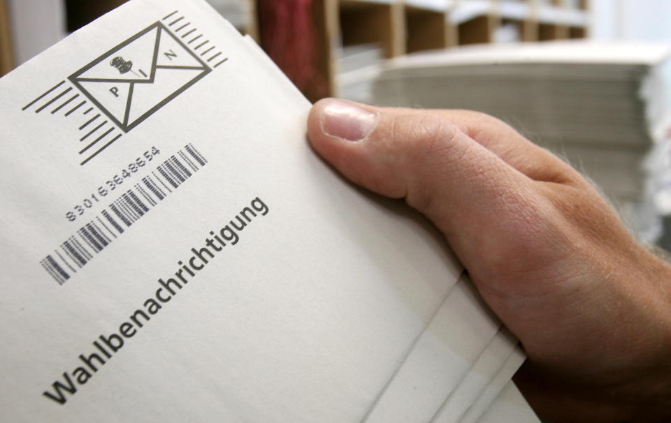 <p>Das Kommunale Rechenzentrum Niederrhein hat eine unbekannte Zahl von Wahlbenachrichtigungen doppelt gedruckt. Die Zuständigen beruhigen: Wer seine Stimme einmal abgegeben hat, hinter dessen Name wird im Wählerverzeichnis ein ,W’ eingetragen. Damit ist er für eine weitere Stimmabgabe gesperrt. </p>