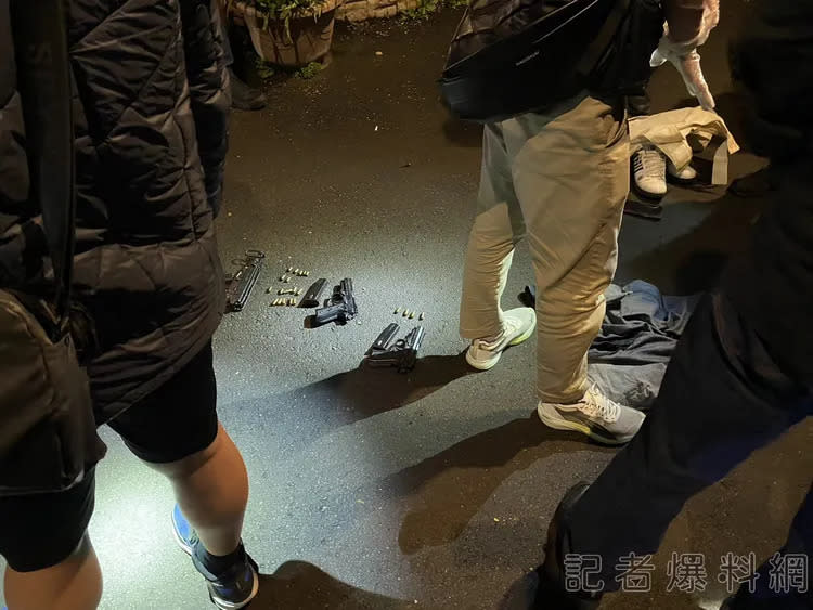 楊嫌遭逮後，警方在現場起出他攜帶的3把槍枝及彈藥。翻攝自記者爆料網