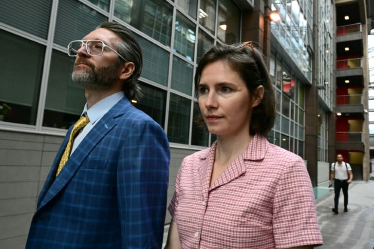 L'Américaine Amanda Knox (C) arrive accompagnée de son époux Christopher Robinson au tribunal à Florence, le 5 juin 2024 (Tiziana FABI)