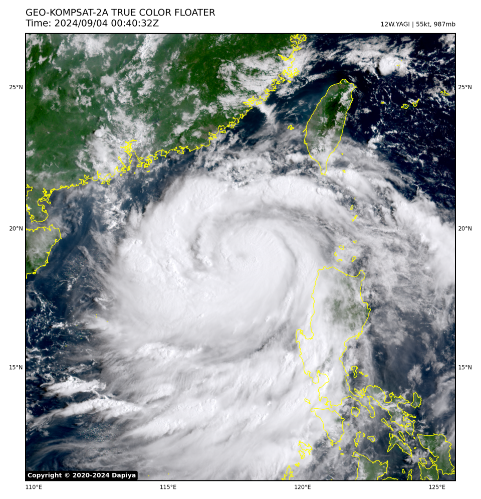 2024 年 9 月 4 日，香港時間上午 8 時 40 分，由韓國氣象廳衛星 GEO-KOMPSAT-2A 衛星攝錄的真彩雲圖。圖片顯示，已經增強為颱風摩羯的風眼開始隱約可見。 (dapiya.top)