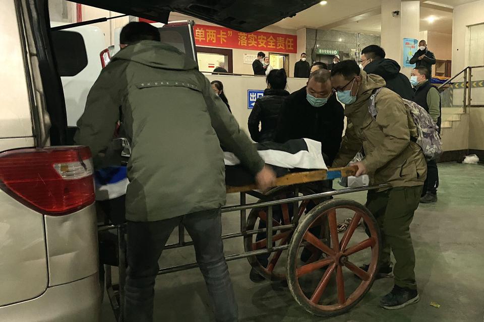 A funeral worker put a body to a cart to be cremated at a crematorium in China&#39;s southwestern city of Chongqing on December 22, 2022.