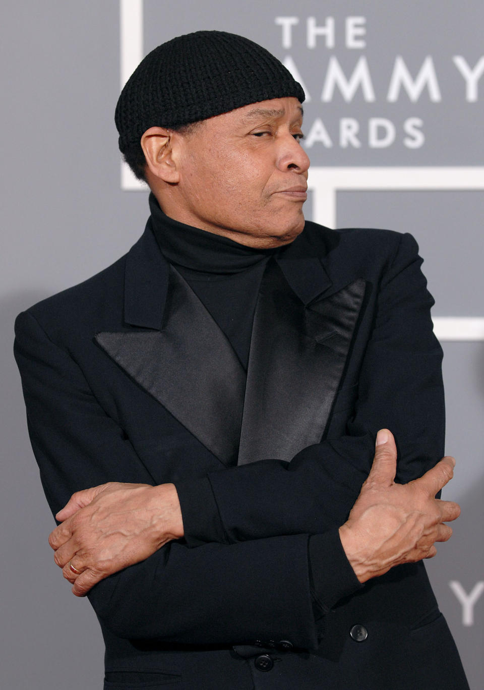 <p>Al Jarreau hatte sich eigentlich noch längst nicht zur Ruhe gesetzt. Eine für 2017 geplante Tournee, die ihn auch nach Deutschland führen sollte, musste der Jazzmusiker aber auf Rat seiner Ärzte wegen Erschöpfung absagen. Jarreau wurde 76 Jahre alt. Seine sieben Grammys zeugen von dem Einfluss, den der US-Amerikaner auf die Musikwelt hatte. Dabei war Jarreau ein Spätstarter: Sein erstes Album veröffentlichte er erst im Alter von 35 Jahren. Zwei Jahre später, 1977, folgte bereits der erste Grammy in der Kategorie „Bester Jazzsänger“. Der Sänger verblüffte immer wieder mit seiner Fähigkeit, Instrumente täuschend echt nachzuahmen. 2016 hatte ihn der damalige US-Präsident Barack Obama noch ins Weiße Haus geladen. (Bild: ddp Images) </p>