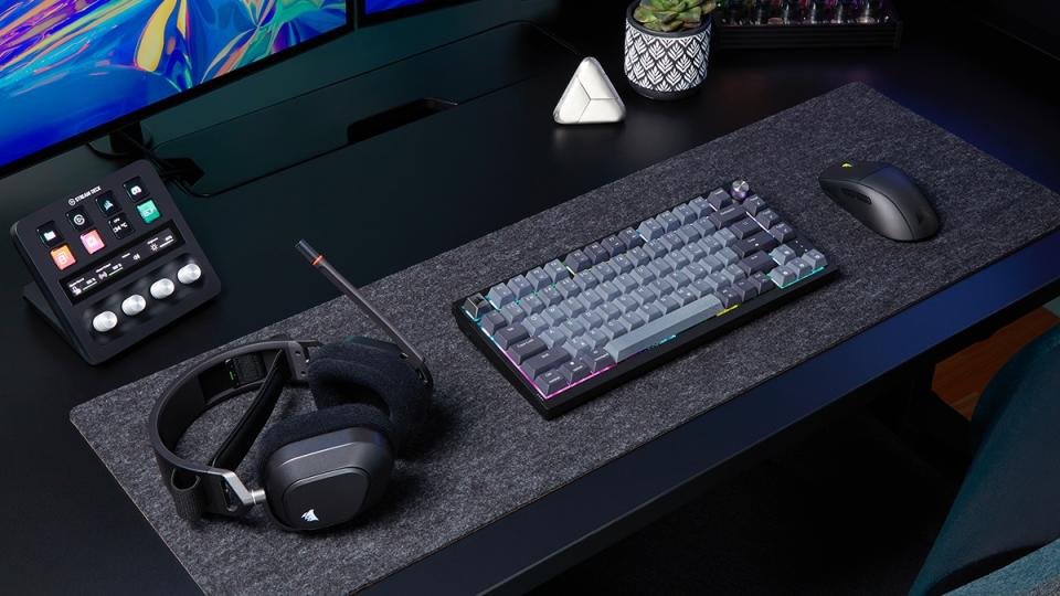 Corsair K65 PLUS WIRELESS鍵盤採75%比例配置，對應鍵軸熱插拔更換、多種連接方式