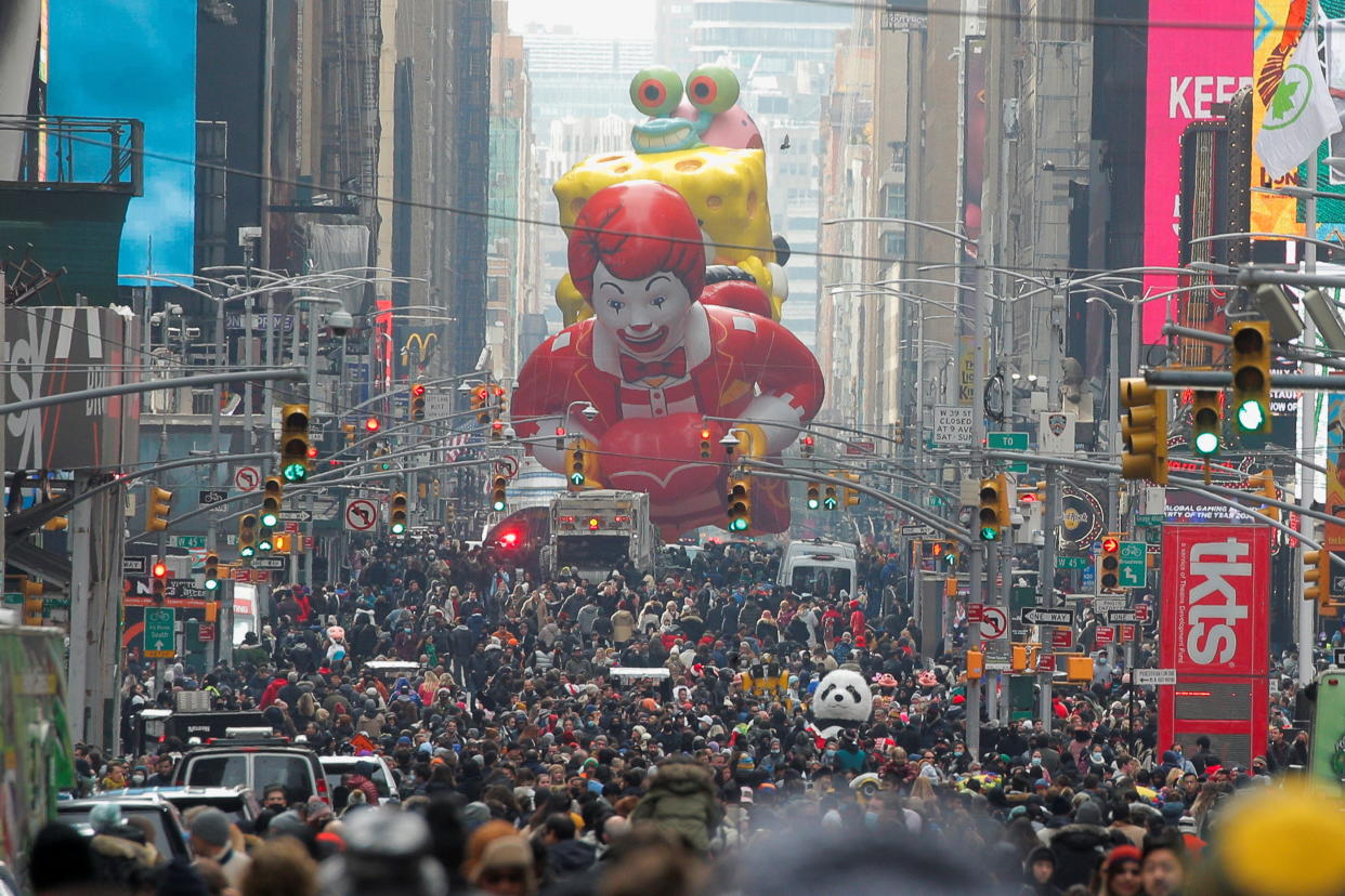 People attend the 95th Macy's Thanksgiving Day Parade in Manhattan, New York City, U.S., November 25, 2021.  REUTERS/Brendan McDermid     TPX IMAGES OF THE DAY
