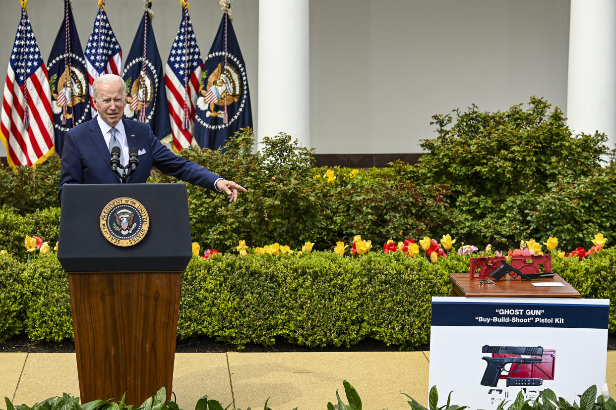 El presidente Joe Biden da a conocer regulaciones contra las armas de fuego “hágalo usted mismo” conocidas como armas fantasma, en la rosaleda de la Casa Blanca en Washington, el 11 de abril de 2022. (Kenny Holston/The New York Times)