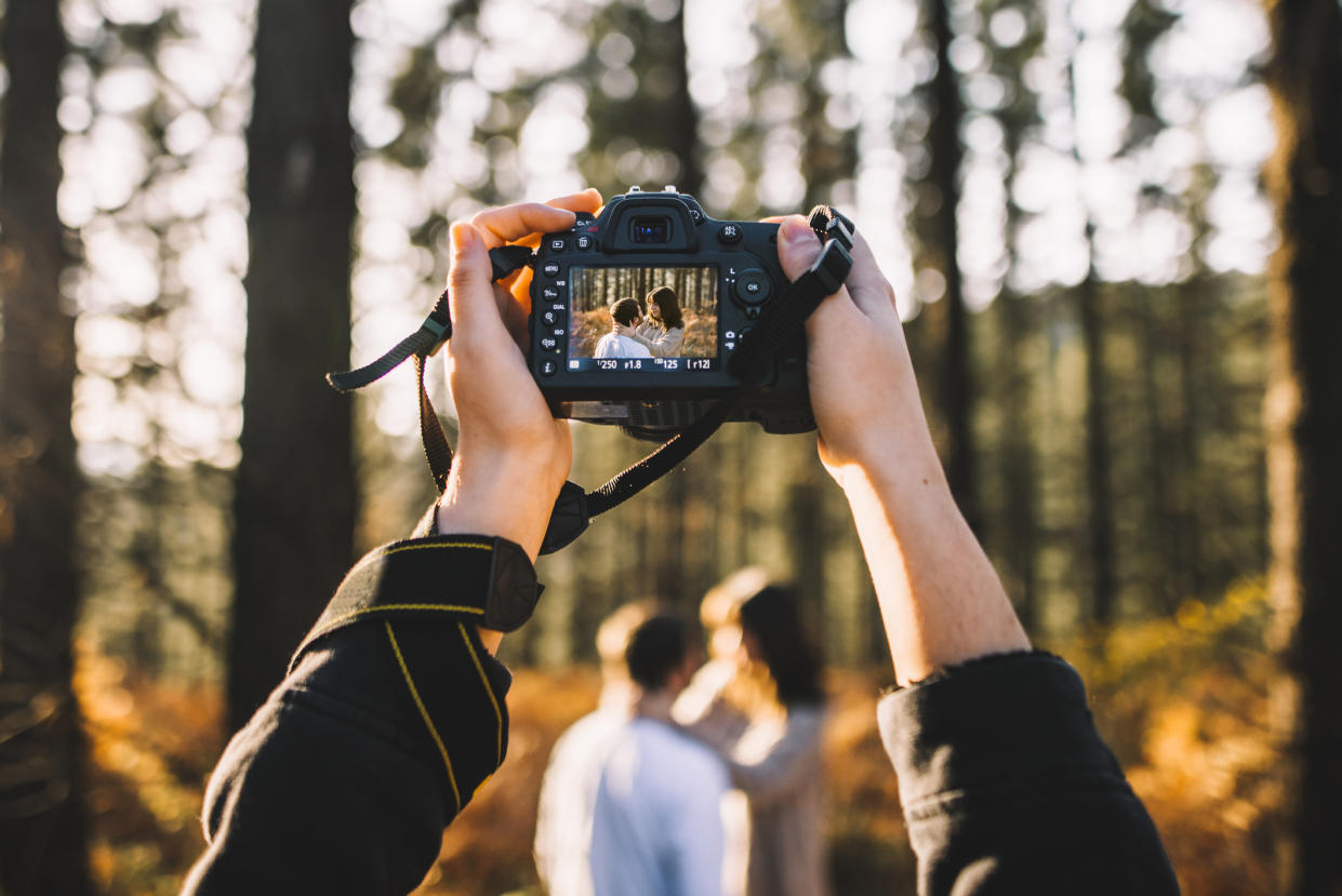 A couple's hilarious engagement photo fail is blowing up the Internet [Photo: Getty]