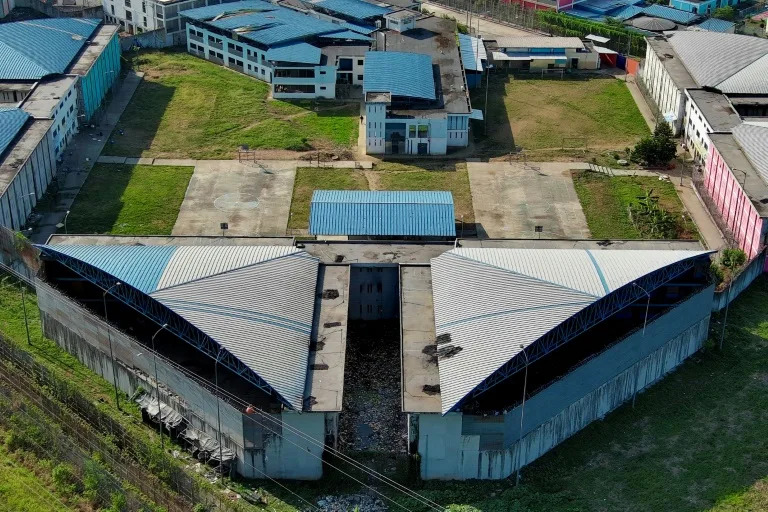 AFP reporters heard gunshots and saw fires spreading inside the prison, one of four that make up a vast penitentiary complex in Guayaquil (Marcos PIN)