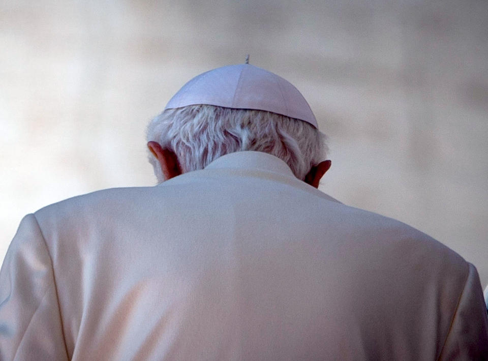 Benedikt hatte seinen Rücktritt mit schwindenden Kräften begründet. Er werde den Weg der Kirche weiterhin im Gebet begleiten, bekräftigte er. Am Donnerstag endet seine Amtszeit.