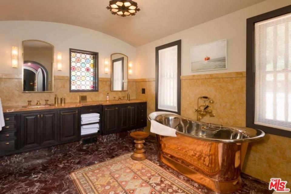 The master bathroom is Jim Parsons's house is luxurious. (Photo: The MLS via Trulia)